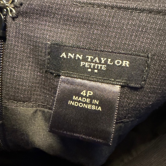 Ann Taylor The Petite Seamed Pencil Skirt - Size 4P - Black w Pattern - Picture 2 of 4